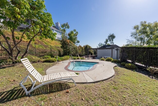 Building Photo - 3 Bedroom & 2 Bathroom