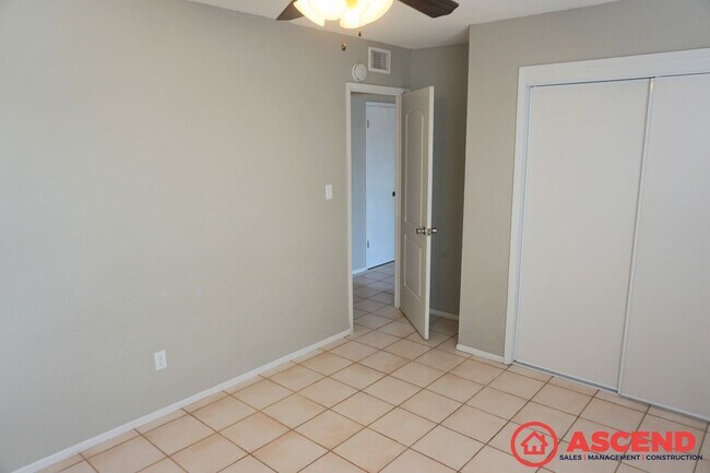 Building Photo - 3 Bedroom Home Off Ming and Ashe Rd!