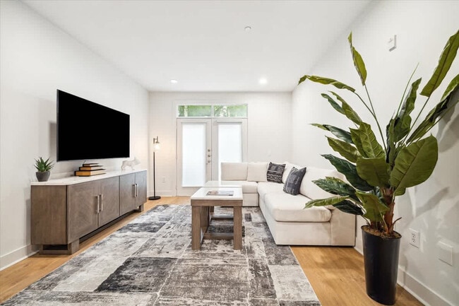 Building Photo - 2221 W Dallas St