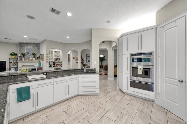 Building Photo - 204 W Pines Dr