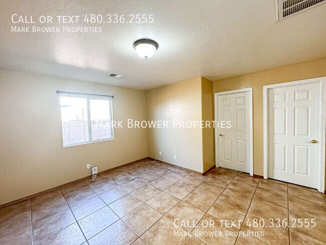 Building Photo - 566 S Esmeralda