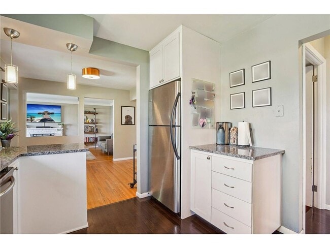 Building Photo - 901 W 61st St