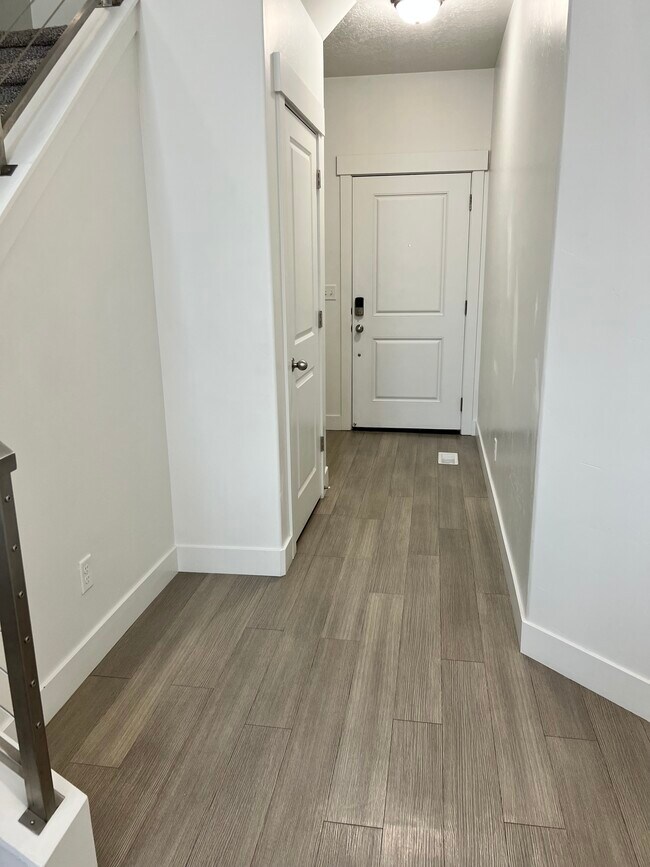 Building Photo - Bluffdale Townhouse