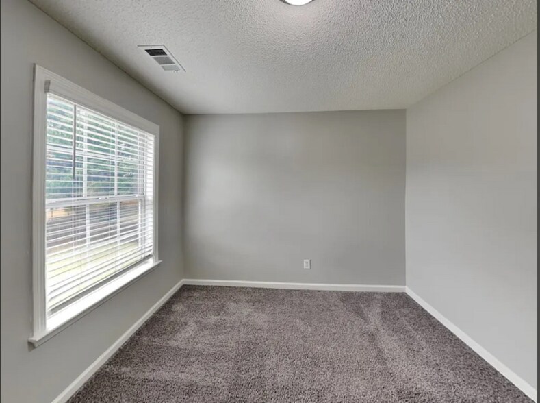 Building Photo - 3015 Donamire Ave NW