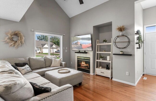Building Photo - Elegant 3-Bed Single Family with Fireplace & Hardwood Floors in Shakopee – 2345 Sq Ft of Comfort