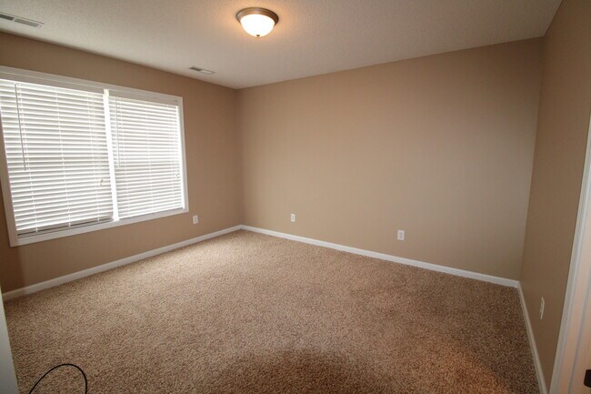 Building Photo - 2105 Hobbit Way