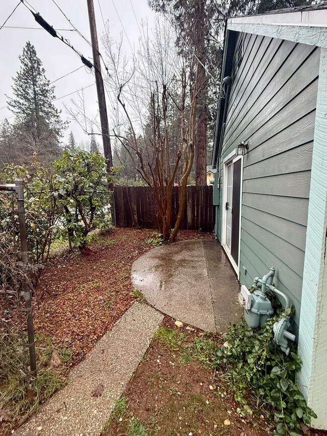 Building Photo - 10886 Pine Hill Dr