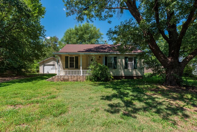 Primary Photo - 211 S Emporia St