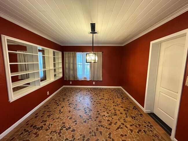 Building Photo - 3-Bedroom, 2-Bath Home Just Steps from the...