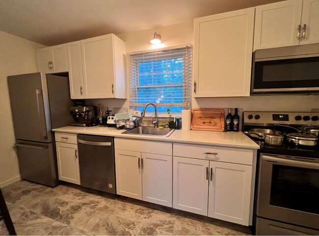 Building Photo - 136 N Chestnut St