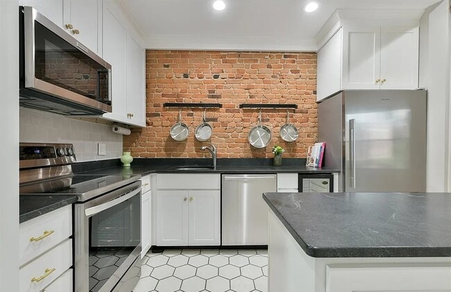 Building Photo - Elegant & Spacious Unit for Rent