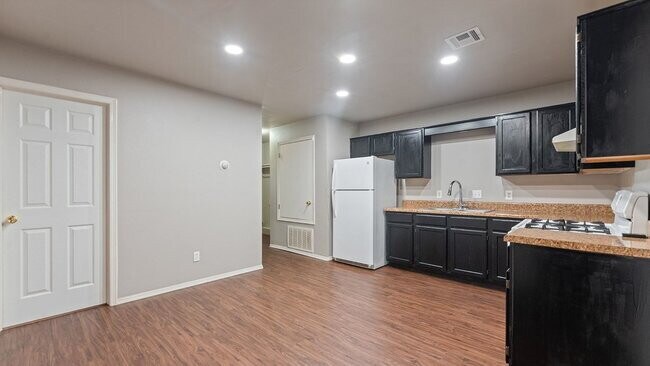 Building Photo - Newly Remodeled 2-Bed, 2-Bath Duplex