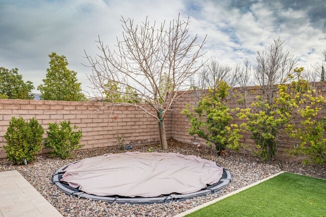 Building Photo - Stunning 5Bed/4.5 Bath home located in a prestigious guard gated community of Reverence in Summerlin