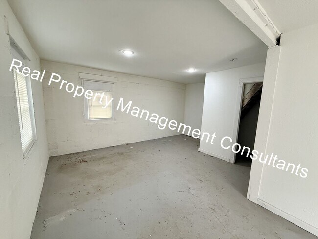 Building Photo - $500 off Frist Months Rent on Spacious 4 B...