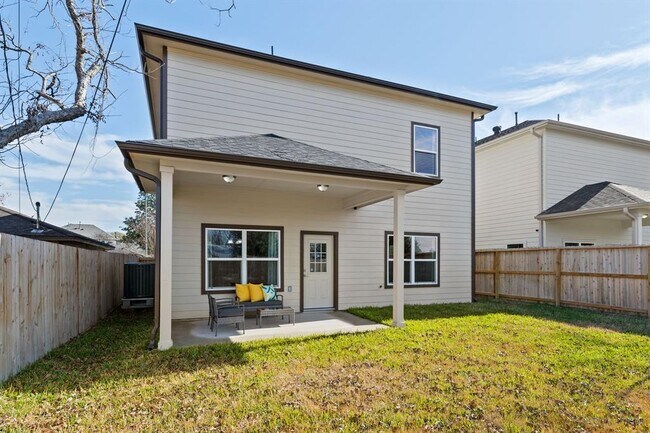 Building Photo - 2211 Silverbonnet St