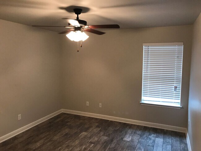 Building Photo - Spacious 3 Bed / 2 Bath Duplex in Trimmier...