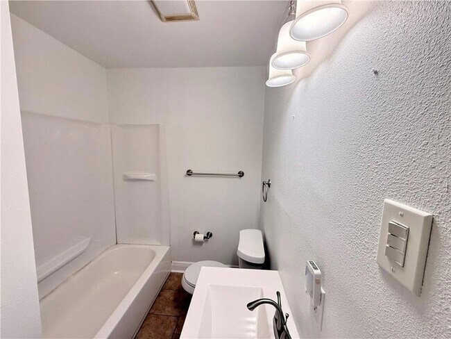 Building Photo - 537 Melody Dr