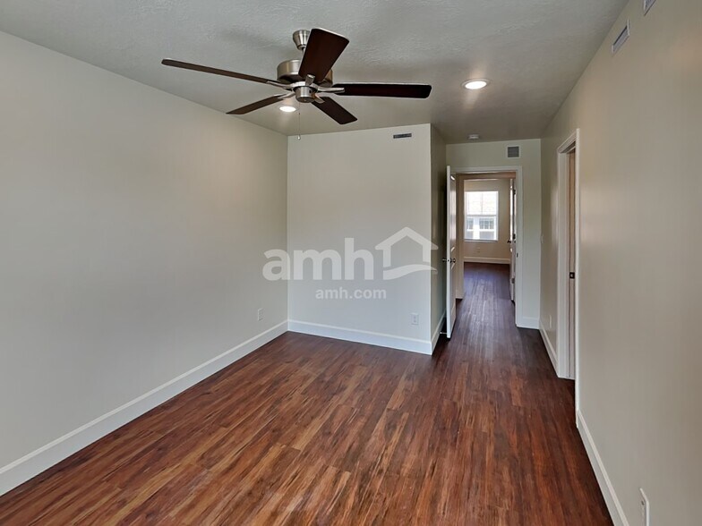 Building Photo - 11091 S Blue Bayou Dr