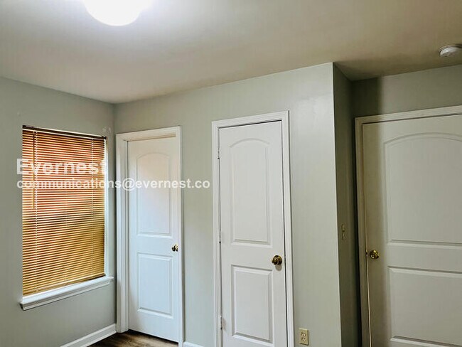 Building Photo - Limited Time Special Offer / 3 Bed, 2 Bath Home with Off-Street Parking / Pet-Friendly / Availabl...