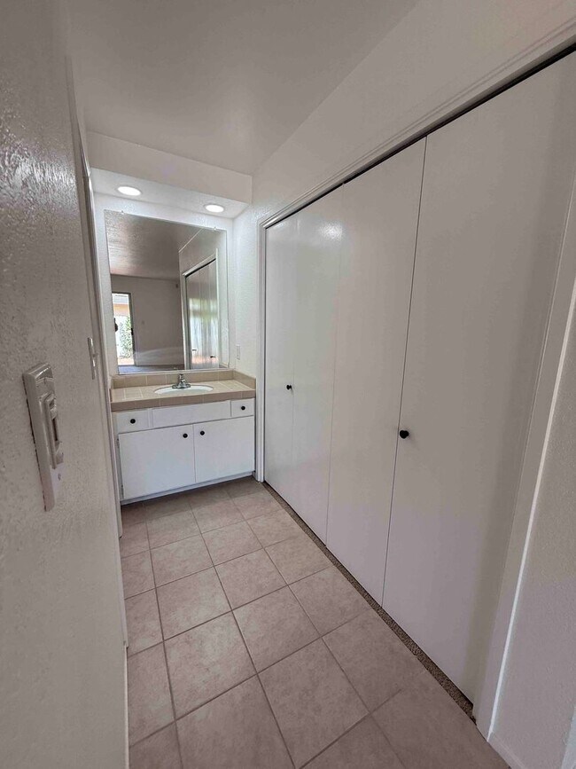 Building Photo - University Ave 3 Bedroom