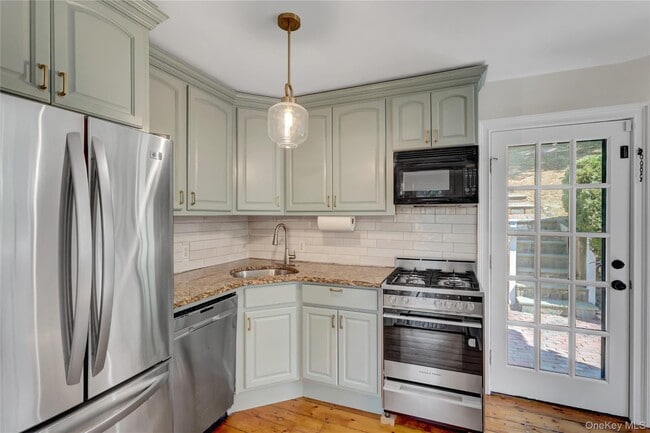 Building Photo - 324 Woodbine Ave