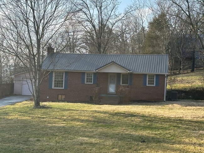 Building Photo - 3 Bdrm/1 Bath Brick Home  Kingsport TN