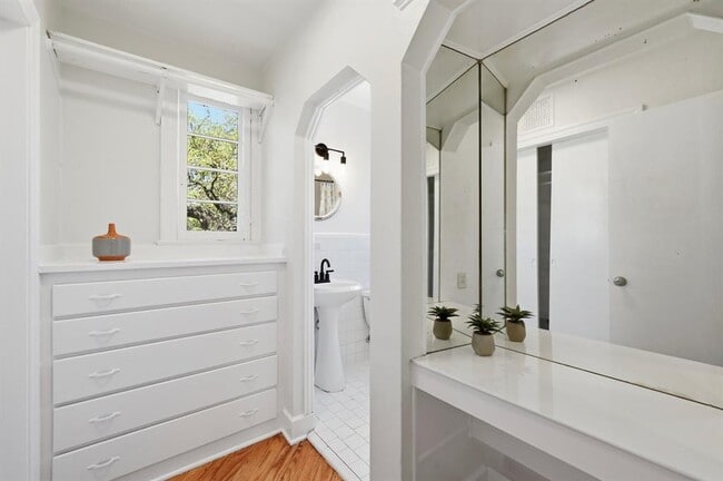 Building Photo - 1403 Windsor Rd