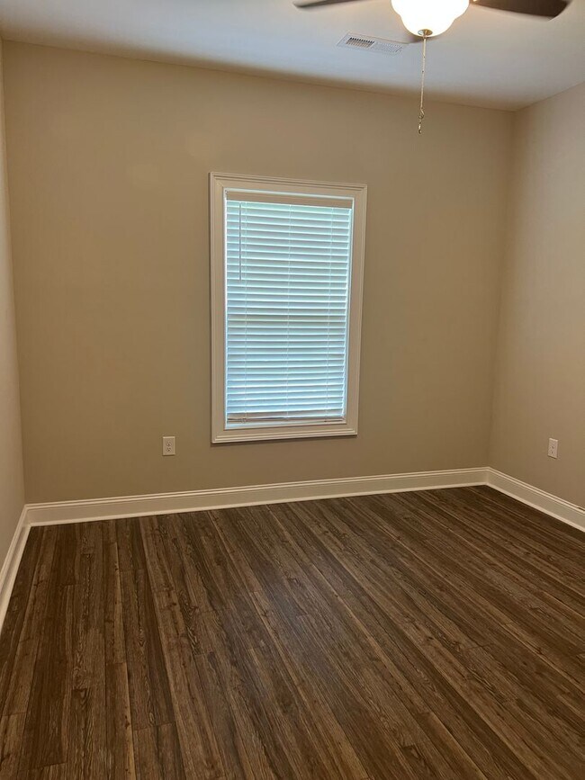 Building Photo - BEAUTIFUL 3 bedroom 2 bath home on a corne...