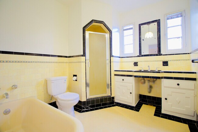 Building Photo - 1055 S Crescent Heights Blvd