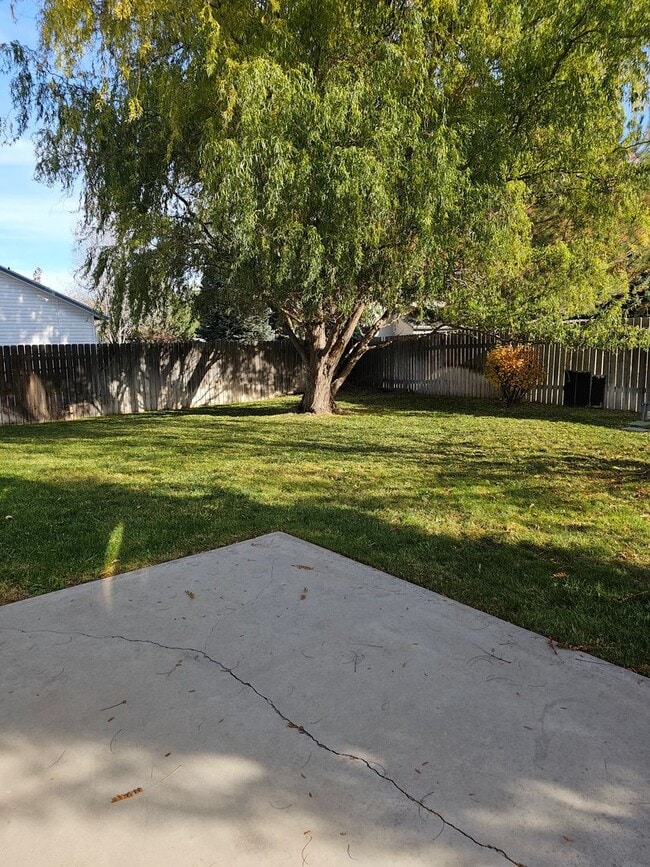 Building Photo - Updated Open Floor Plan in Nampa!