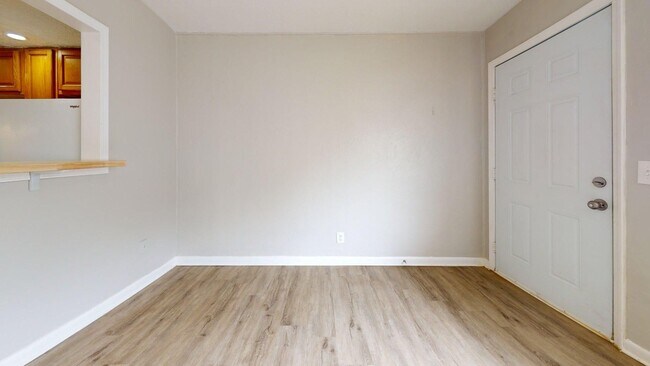 Building Photo - Elyria - updated 2 bedroom/1 bath townhouse.