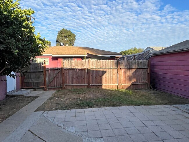 Building Photo - **3030 Caspian Way Long Beach** Front 2 be...