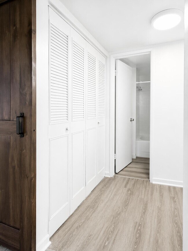 Building Photo - 9682 Fontainebleau Blvd