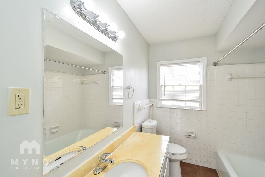 Building Photo - 3369 Foxwood Dr