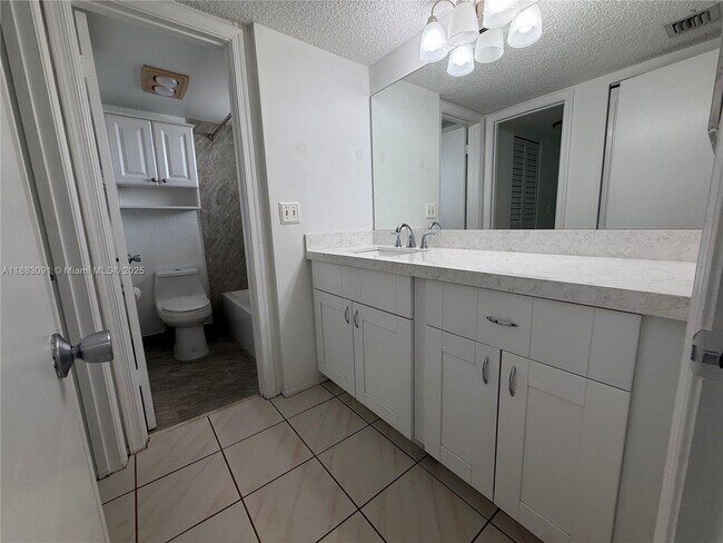 Building Photo - 9235 Lagoon Pl