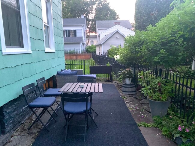 Building Photo - 164 Fair St