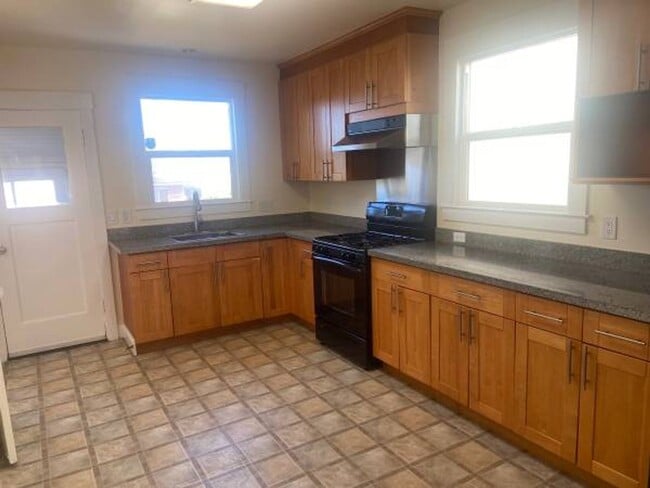 Building Photo - Lovely Exclesior Home with 2 Car Garage Pa...