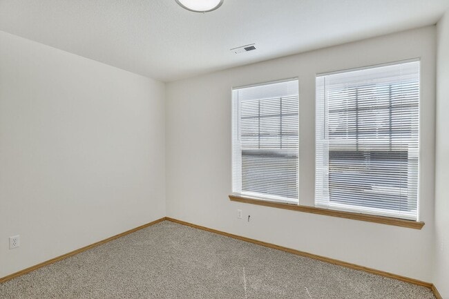 Building Photo - Great 2 story Townhome with Garage!