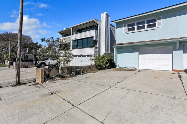 Primary Photo - 208 Hopkins St