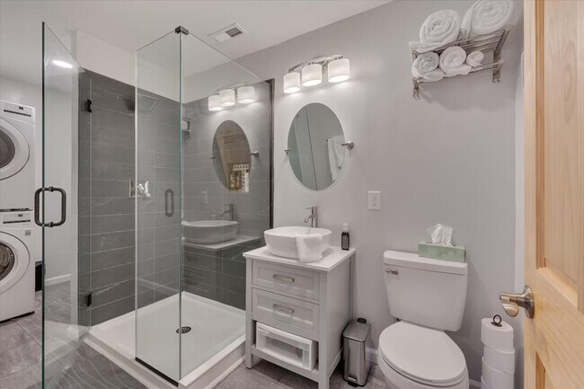 Building Photo - 824 Warren Ave