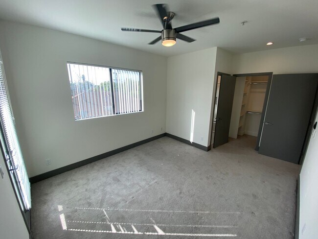 Building Photo - NEWER  SMART HOUSE 4BD*4BA*TOWNHOME*HWFLS*WASHER/DRYER IN UNIT* YARD*BALCONY*STAINLESS APPLIANCES...