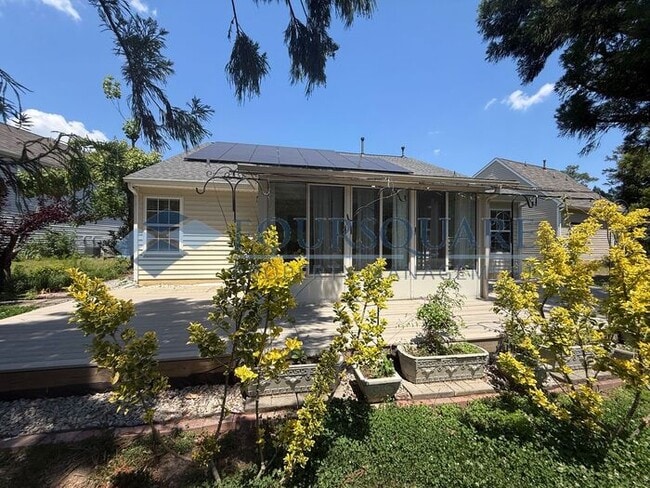 Building Photo - Spacious Ranch-Style Smart Home with Bonus Room, Sunroom , Electricity Included ! - & 2-Car Garag...