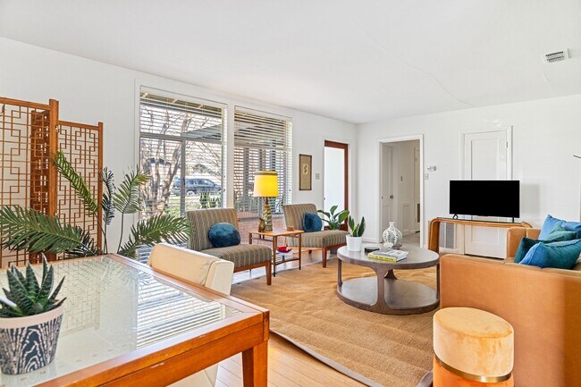 Building Photo - Centrally Located - Minutes from Dell Children's Hospital