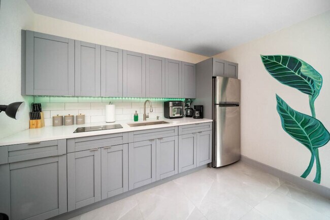 Building Photo - 1702 NE 9th St