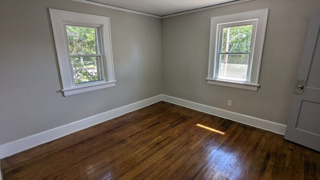 Building Photo - Newly renovated gem located in Akron
