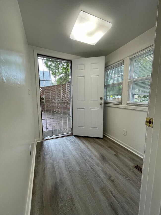 Building Photo - 3 Bedroom rancher in desirable West Side C...