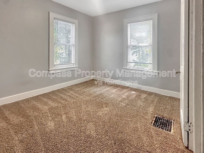 Building Photo - 705 Knapp St NE