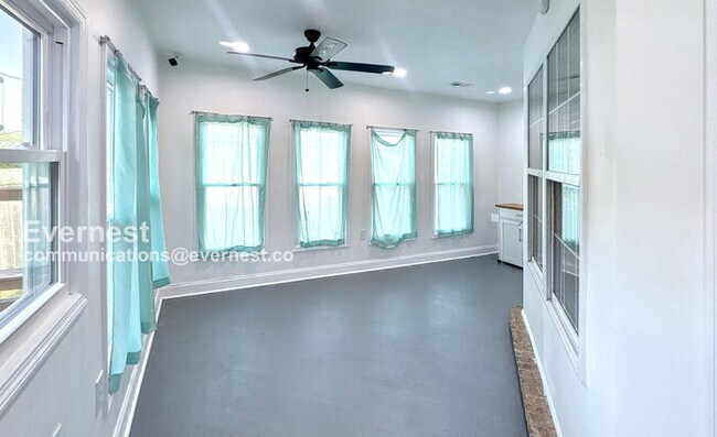 Building Photo - Charming 3-Bedroom Home with Garage / Pet-...