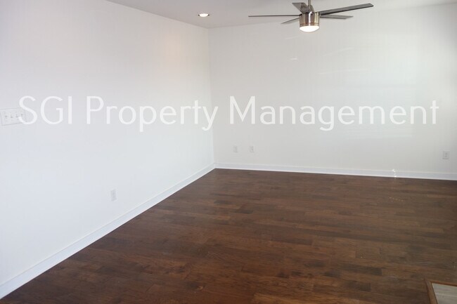 Building Photo - 931 Robineta Ln