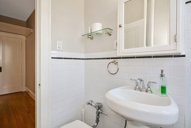 Building Photo - 91-93-93 Bynner St